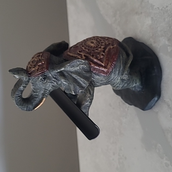 Standing elephant pen/pencil holder. - Picture 3 of 3